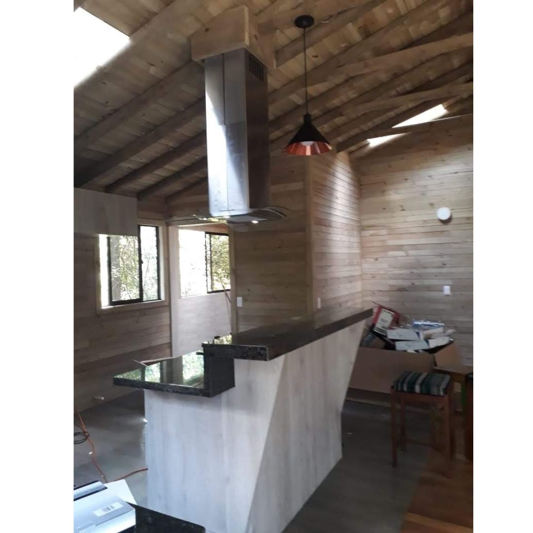 Cocina moderna con acabados oscuros